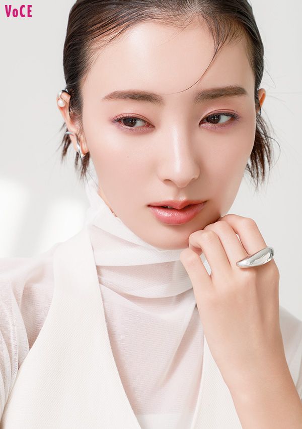 春を呼び込むパープル×ピンクのまなざしでセンシュアルな表情に