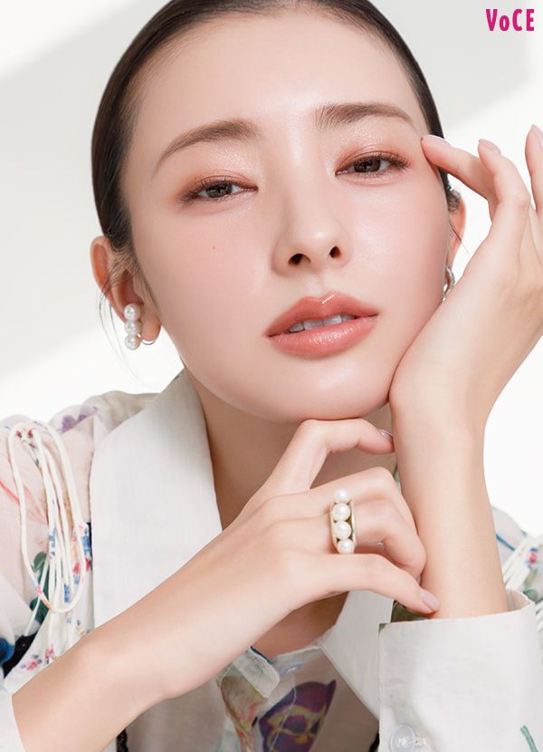 きらめくラメをさりげなく装って、うつむいてもトレンド感を纏う