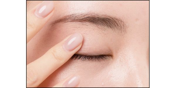 （1）アイシャドウベースを仕込んでヨレ防止