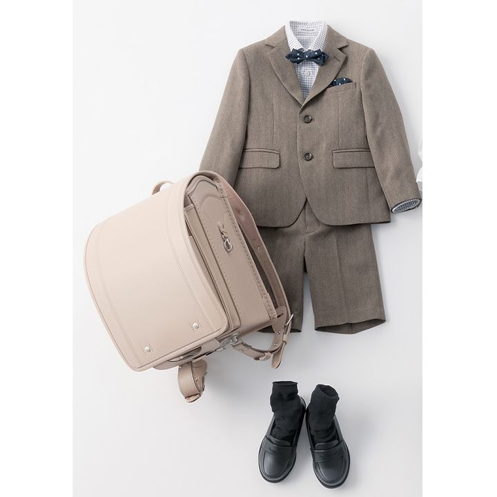 クリーム色のランドセルに合わせたトーンオントーンのジャケットコーデ