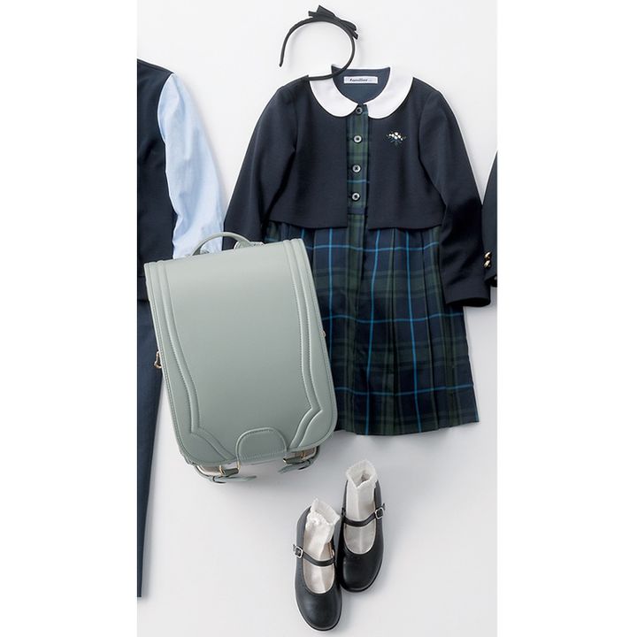 淡グリーンのランドセルに合わせたチェック柄ワンピ