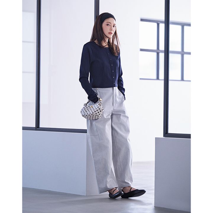 バナナリパブリックの短丈カーデとワイドデニムにメリージェーンやミニバッグを効かせたコーデの佐藤ありささん