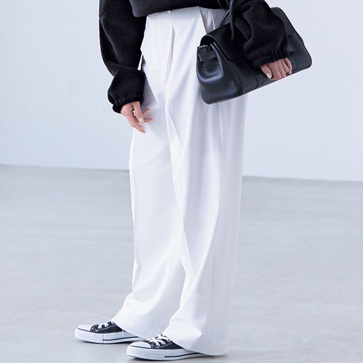 ユニクロのタックワイドパンツを腰ばきしてコンバースを合わせた足元