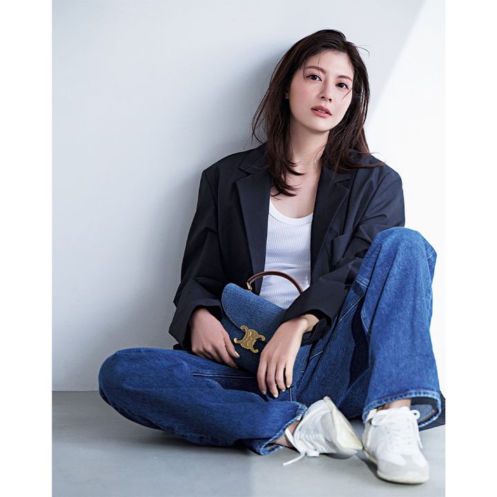 白タンクトップとデニムにジャケットを羽織ったスタイルの佐藤ありささん