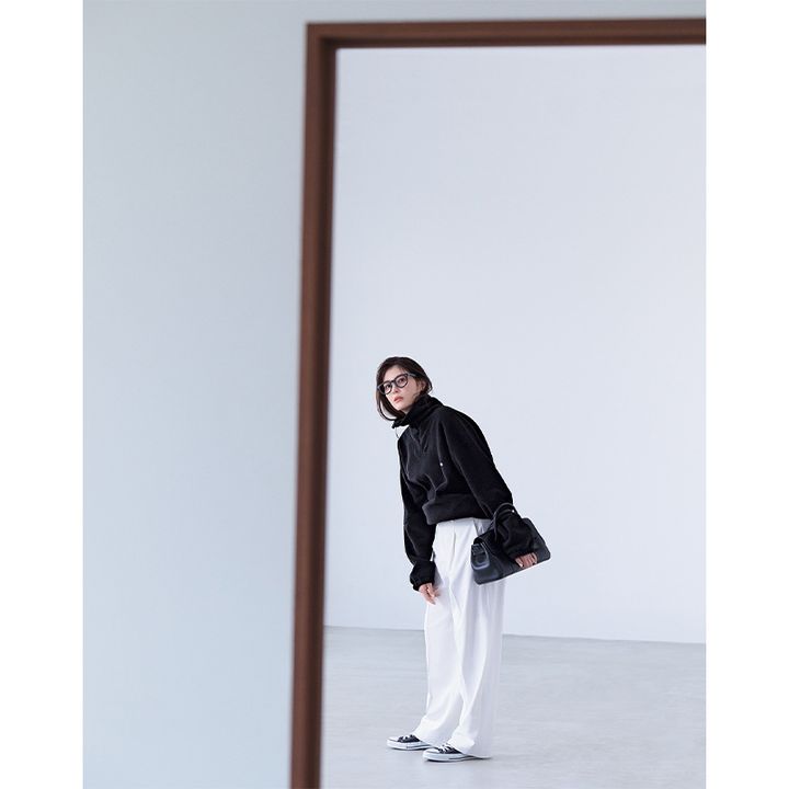 フリーストップスにユニクロの白のタックワイドパンツをダボッと合わせた佐藤ありささん