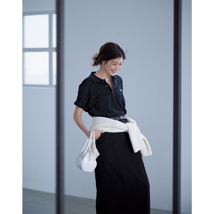 メンズサイズのラコステのポロシャツにタイトスカートを合わせてニットを腰巻きした佐藤ありささん