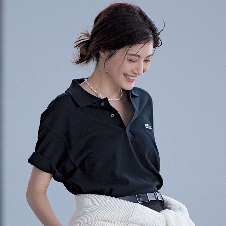 ラコステのポロシャツをゆるっと着こなす佐藤ありささん