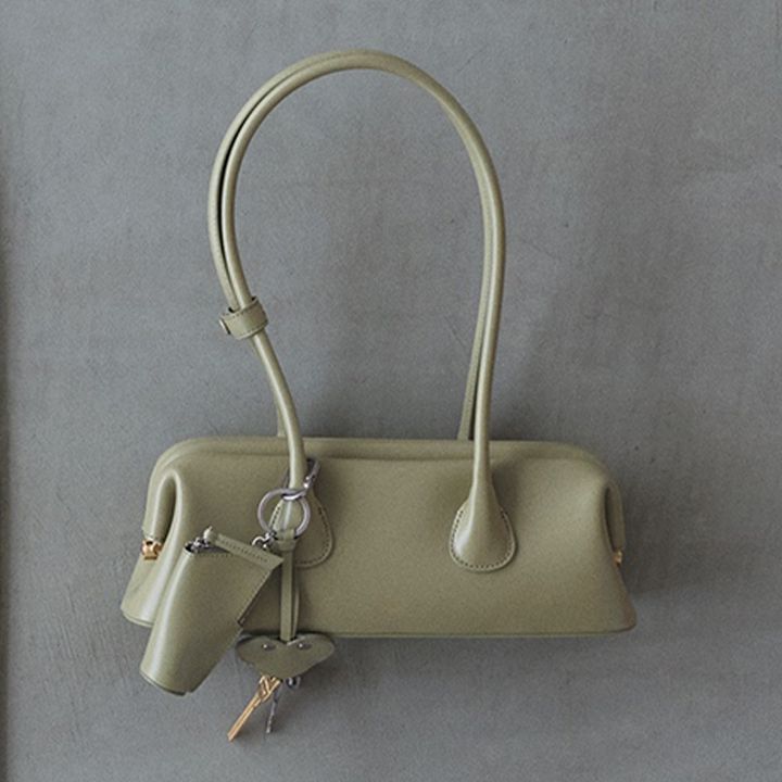 オソイのセージグリーンの横長バッグとチャーム