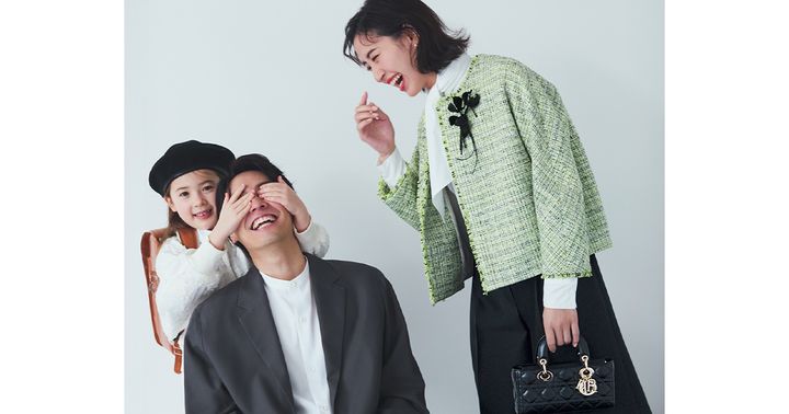 パパの後ろから目隠しをする娘とそれを見て笑うママ