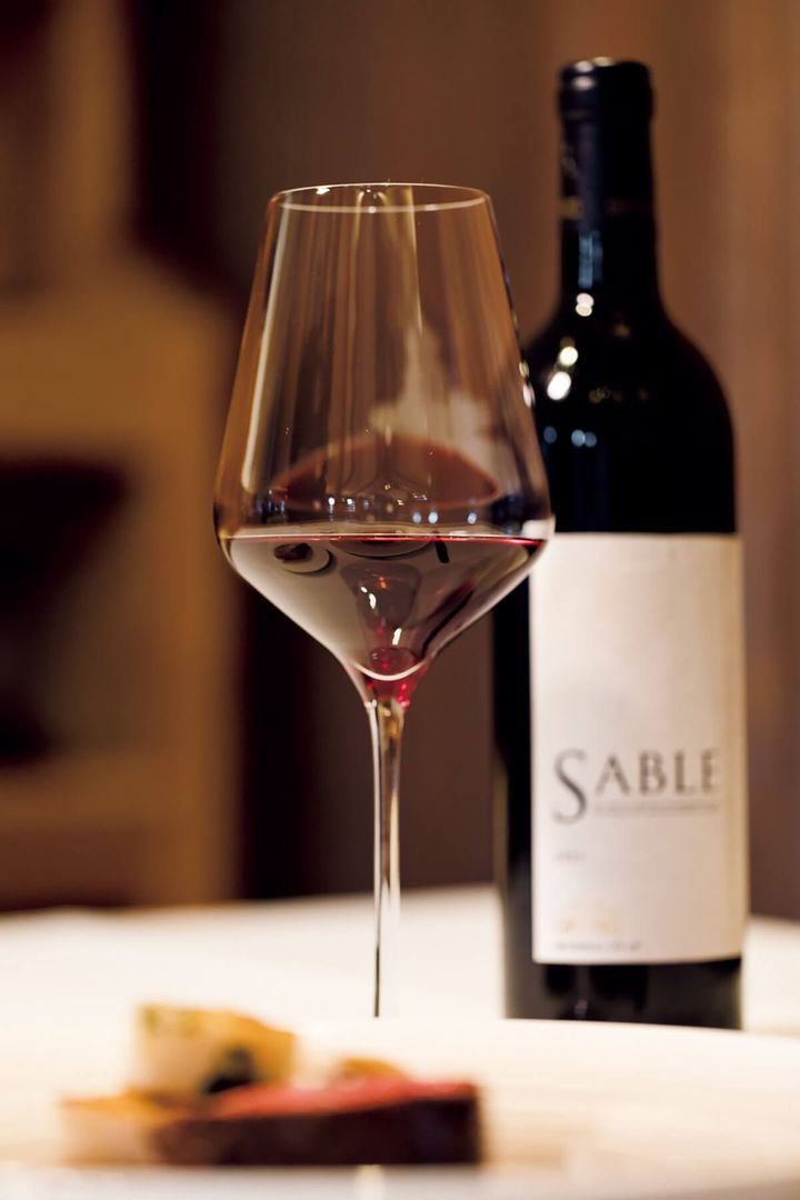 〈カーブドッチ〉のフラッグシップ「サブル」（赤）