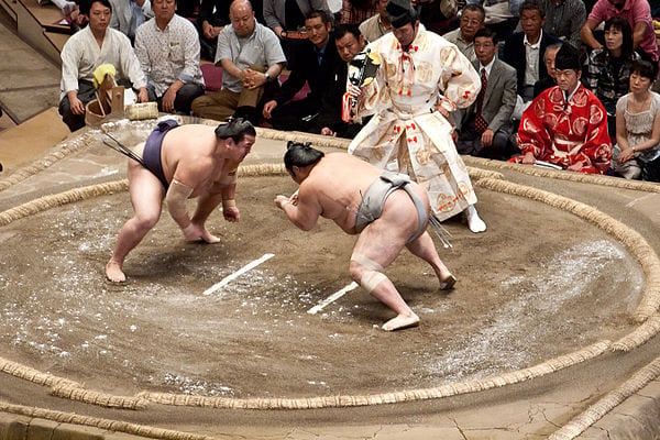 現代の大相撲、なおチケット料金は2025年1月場所の場合タマリ席２万円、一番安い椅子席だと2,500円であり、江戸時代と比べるととてもリーズナブルである