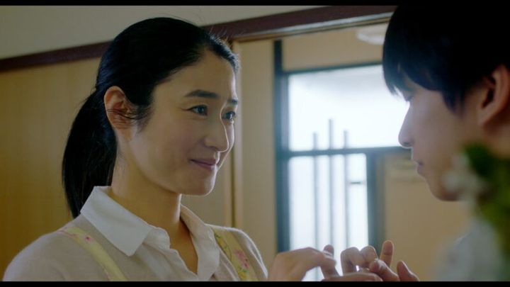 視力と聴力を失う息子の母親役を小雪が好演。『桜色の風が咲く』©THRONE / KARAVAN Pictures