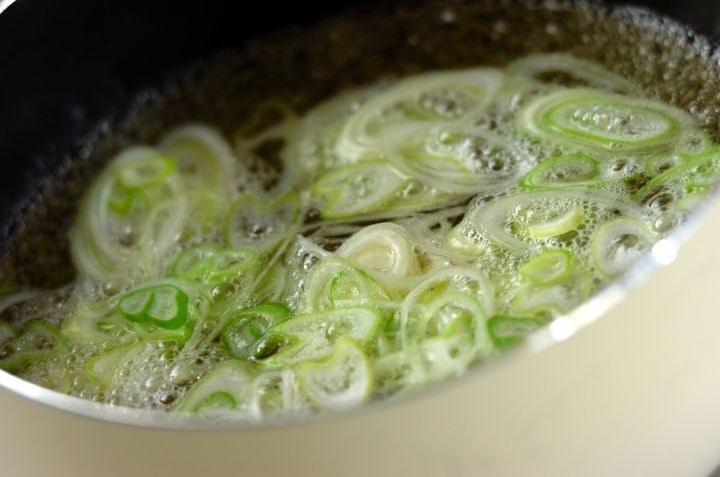 ネギとワカメのみそ汁の作り方1