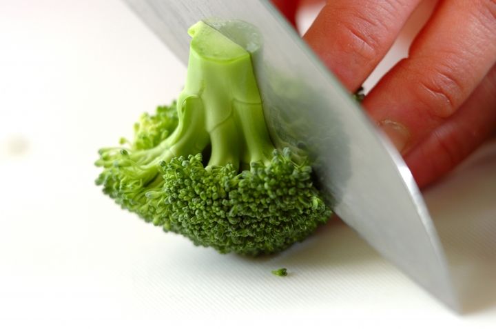 ブロッコリーのゴマ和えの下準備1