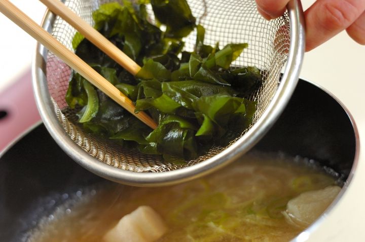 ネギとワカメのみそ汁の作り方2