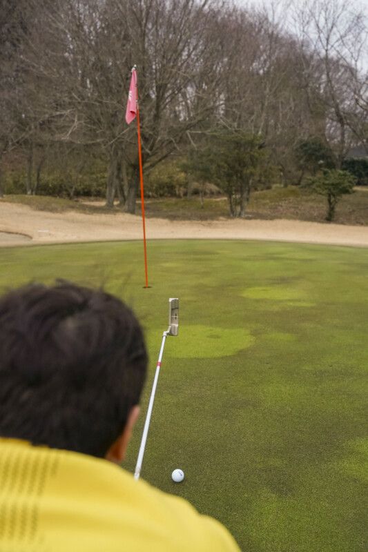 傾斜で曲がるラインの打ち方！パッティングが上達するレッスン