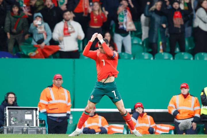 久保建英、日本代表ユニフォーム投げ捨てパフォはロナウドの真似！？ 「すみません」と謝罪