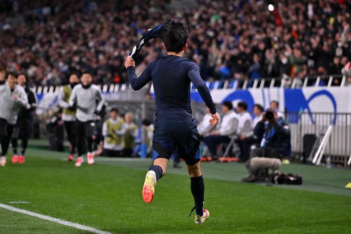 久保建英、日本代表ユニフォーム投げ捨てパフォはロナウドの真似！？ 「すみません」と謝罪