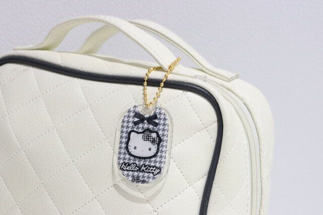 ダイソー アクリルキーホルダー MX スタンダード 10柄 ハローキティ 使用例