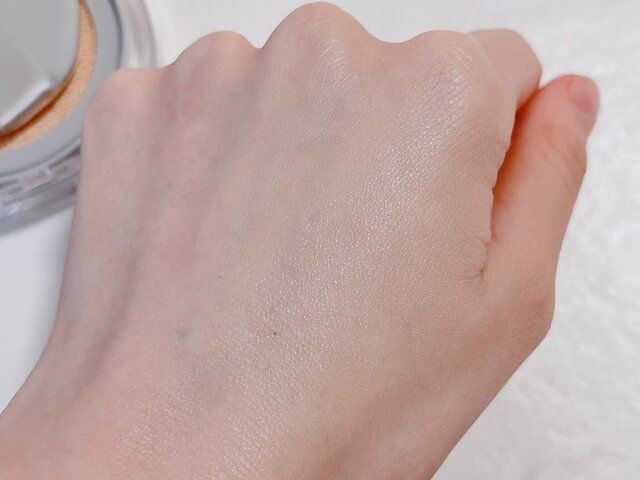 アヌア セミグロウベールクッション 2号ライト 手の甲に付ける