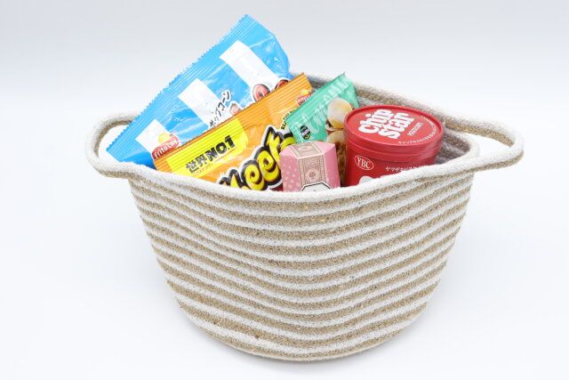 ダイソー リサイクル糸を使用した環境にやさしいロープ収納（ボーダー） 使用例 お菓子