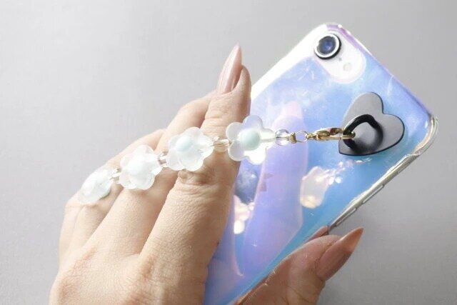 ダイソーの可愛いスマートフォン ハンドチェーン フラワービーズ