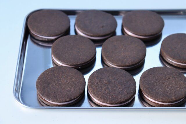 もう一枚のクッキーでサンドする