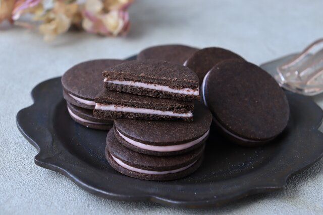 苺チョコクッキーサンド 半分にしたもの