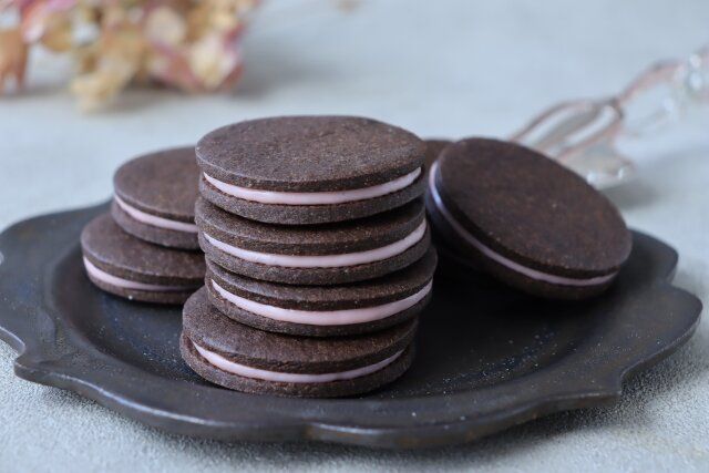 苺チョコクッキーサンド