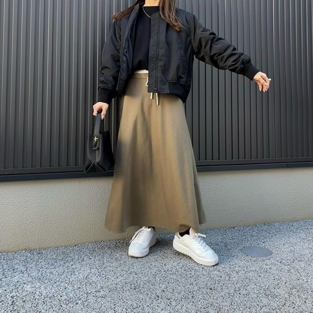 UNIQLO：Cのブラックの「ボマージャケット」×ダブルウエストスカート