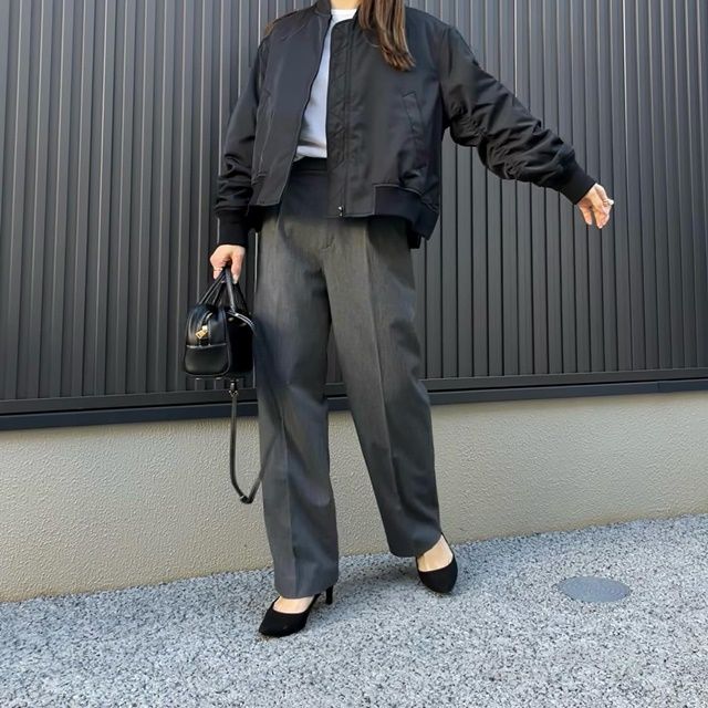 UNIQLO：Cのブラックの「ボマージャケット」×タックワイドパンツ
