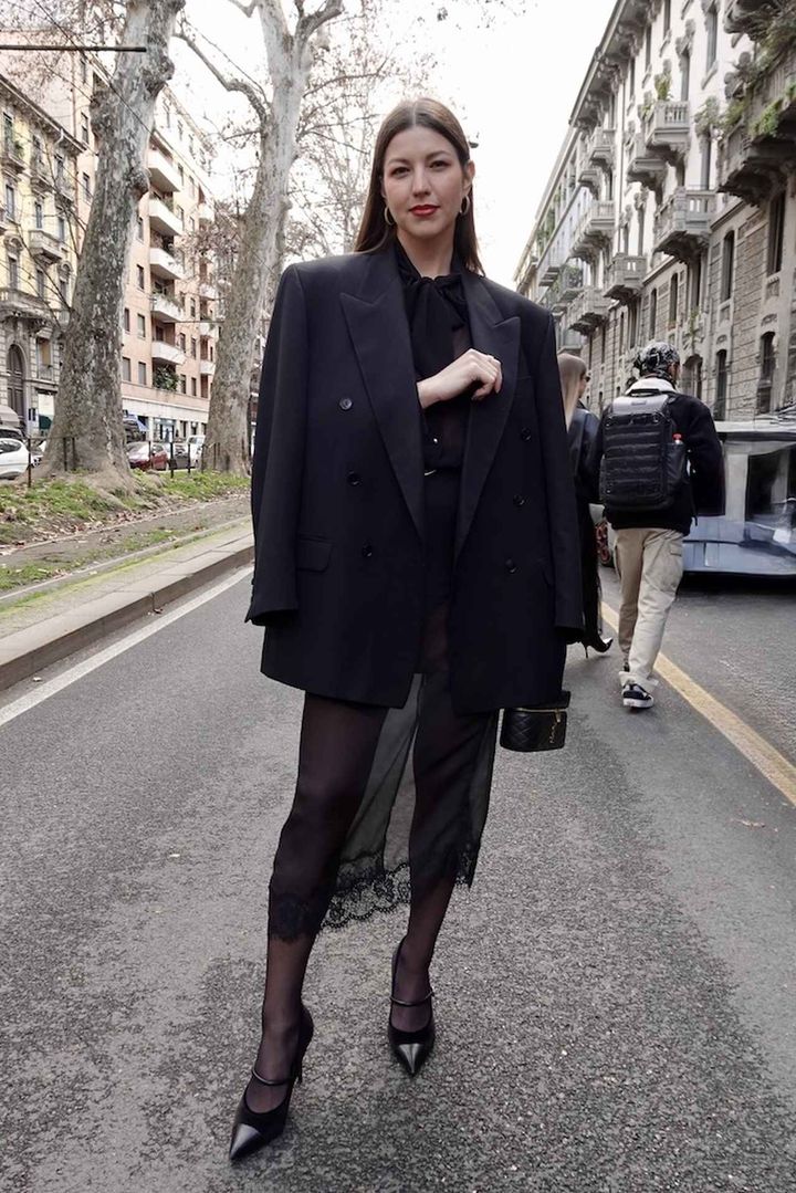 画像: オールブラックはシースルーを取り入れて抜け感を