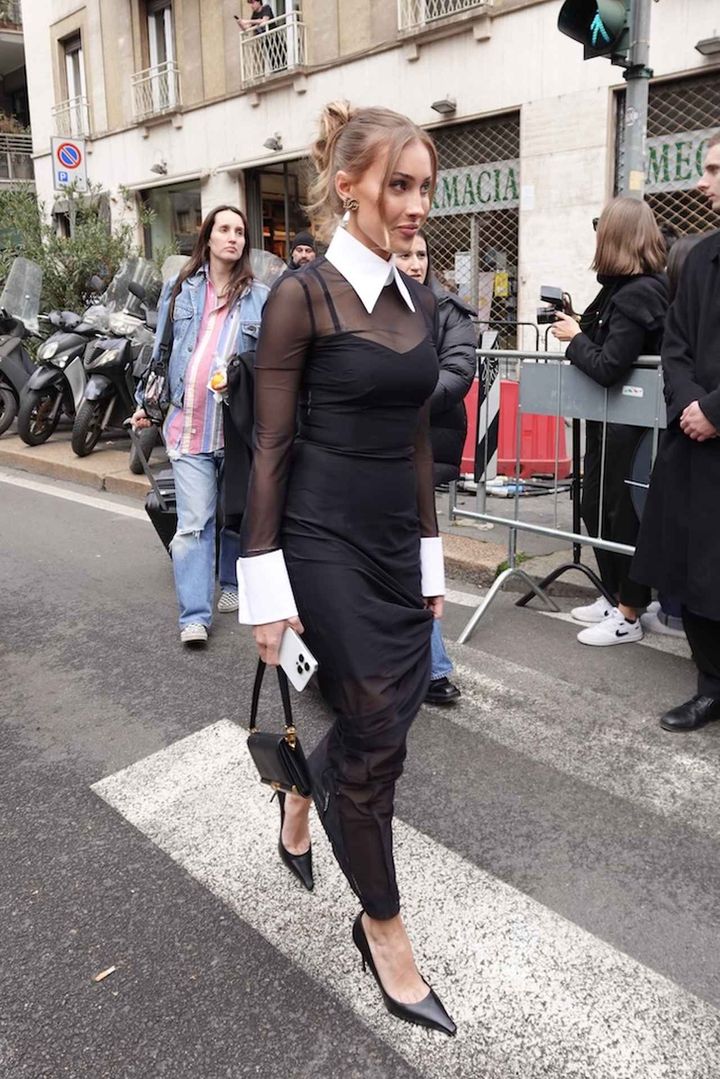 画像: 大人が着こなしたい白襟がアクセントのシースルーワンピ