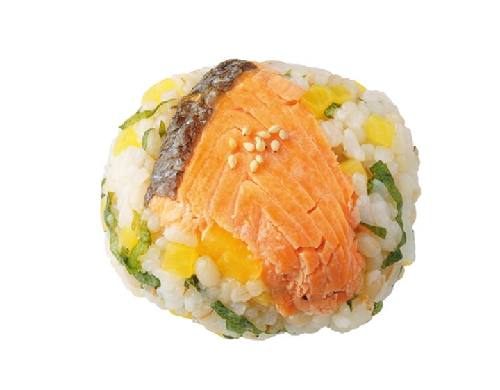 もち麦ご飯で鮭と大葉とごまのおにぎり