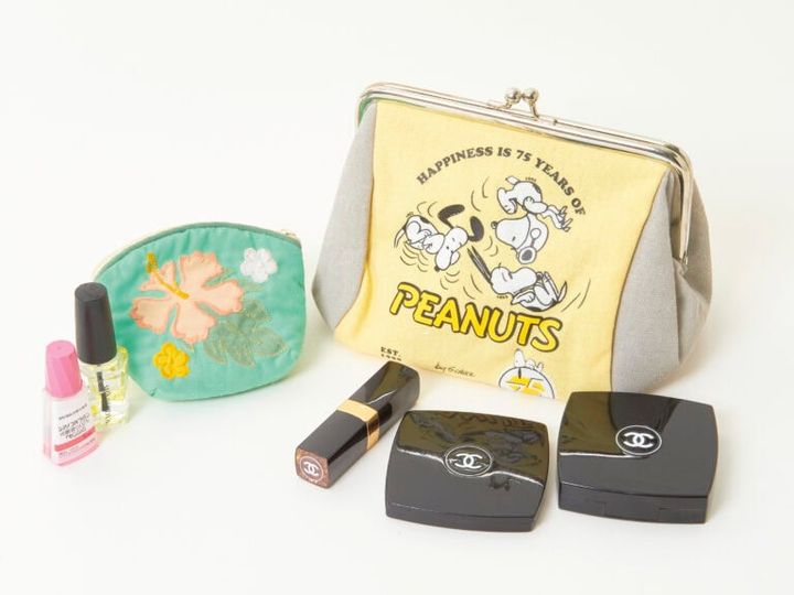 「シャネル」のミラー、チーク、リップが必需品。