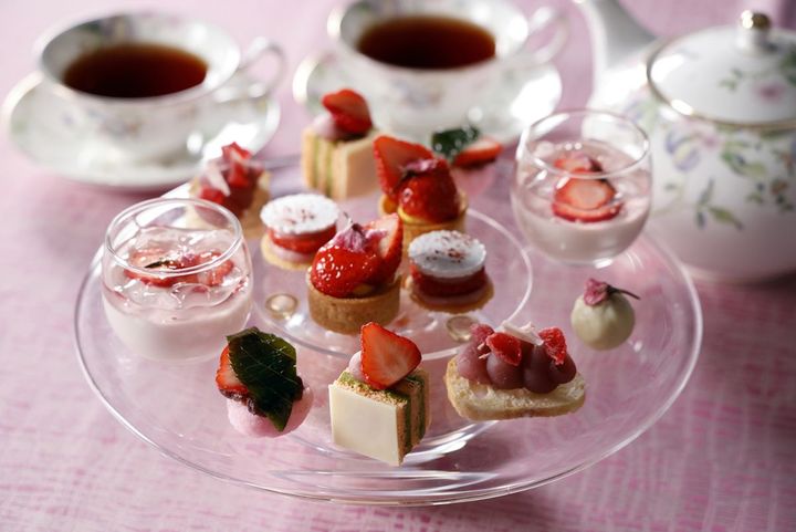 淡い桜と鮮やかないちごの色合いが美しいデセール