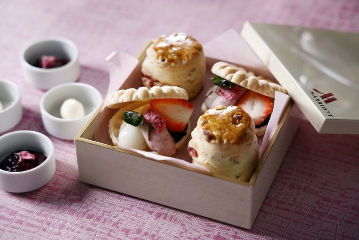 桜アイス入りの「桜といちごのモナカ」と「桜のスコーン」