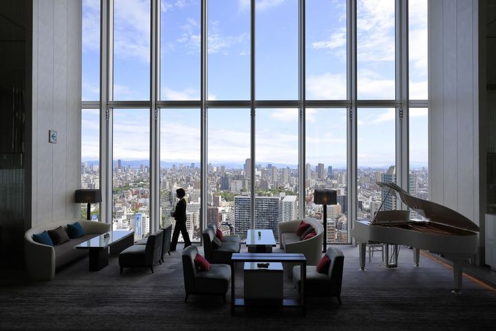 開放的な空間と景色が楽しめるLOUNGE PLUS