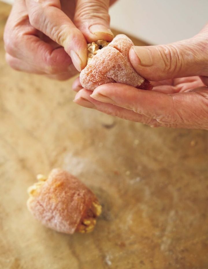 コッカムマリ（干し柿のくるみ巻き） 作り方２