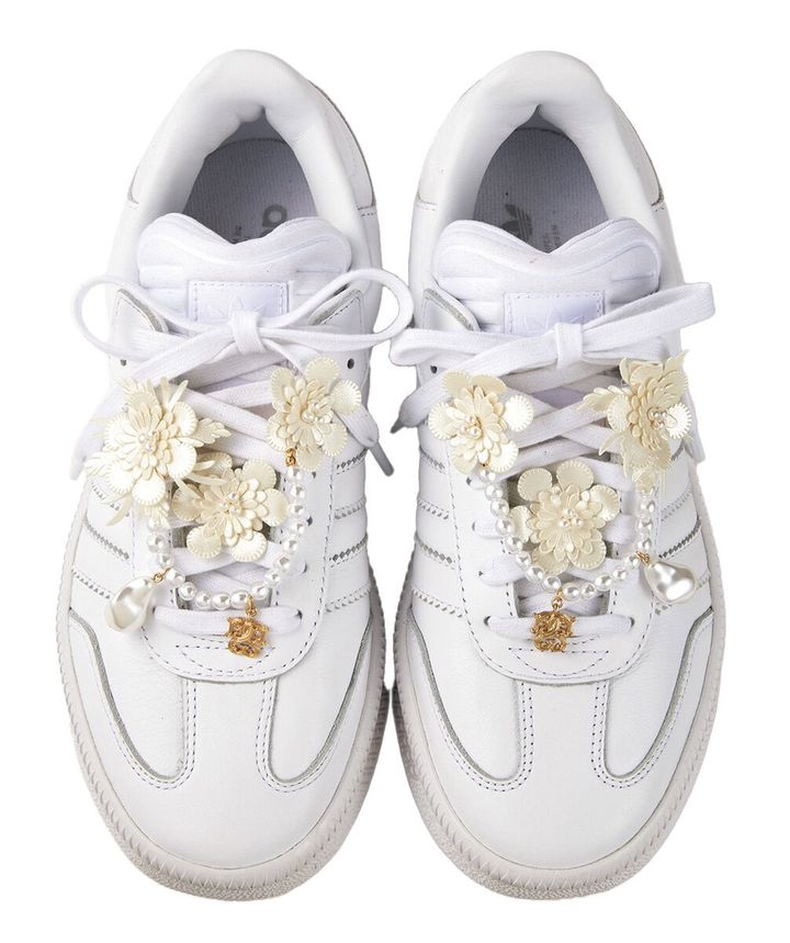 adidas Originalsエクスクルーシブスニーカー¥1 7,600、シューズチャーム¥7,920(共にSNIDEL/ SNIDEL ルミネ新宿2店)