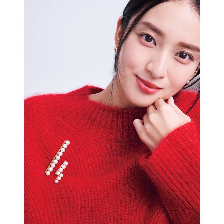 赤いニットの胸元にTASAKIのバランスのブローチを2個づけした武井咲さん