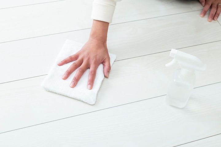 床を掃除する女性の手