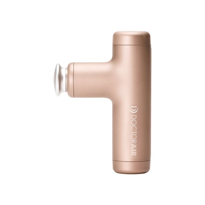 関節周りなど硬くなった筋肉をほぐせるボディケアツール。ごく軽いハンディサイズなので、持つ手が疲れないのも魅力。エクサガン ハイパー シャン パンゴールド ￥13,750 / DOCTORAIR(ドリームファクトリー)