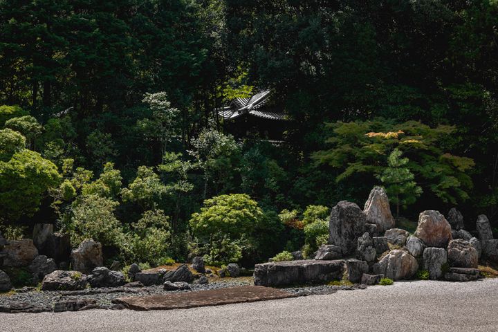 小堀遠州作の蓬莱式枯山水庭園「鶴亀の庭」