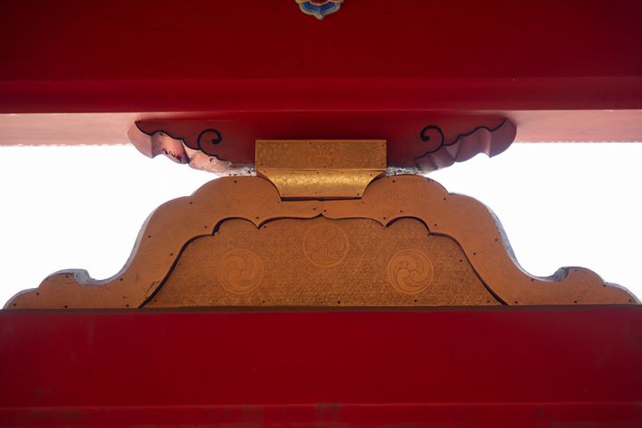 楼門蟇股裏側に刻まれた葵の御紋