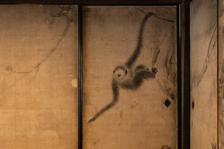 長谷川等伯筆の襖絵『猿猴捉月図』