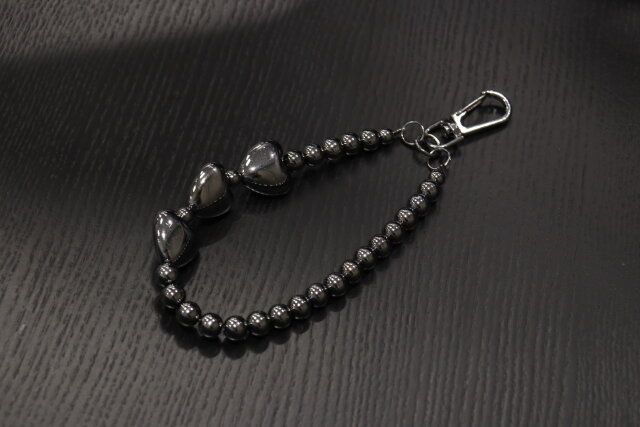 メタリックハートビーズキーホルダー（黒、ピンクゴールド）