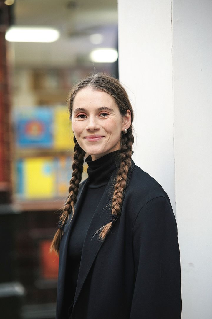 もはやコーデの一部！シンプルな三つ編みヘアを着こなしに馴染ませて