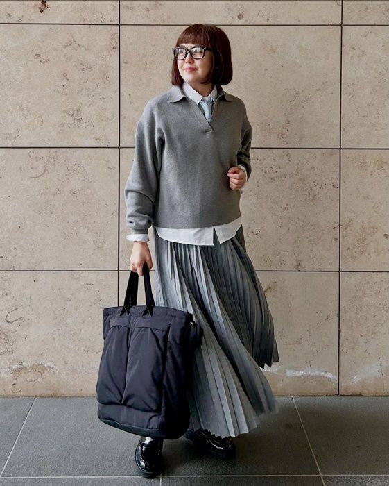 UNIQLO：Cのブラックの「2WAYユーティリティバッグ」×プリーツロングスカート