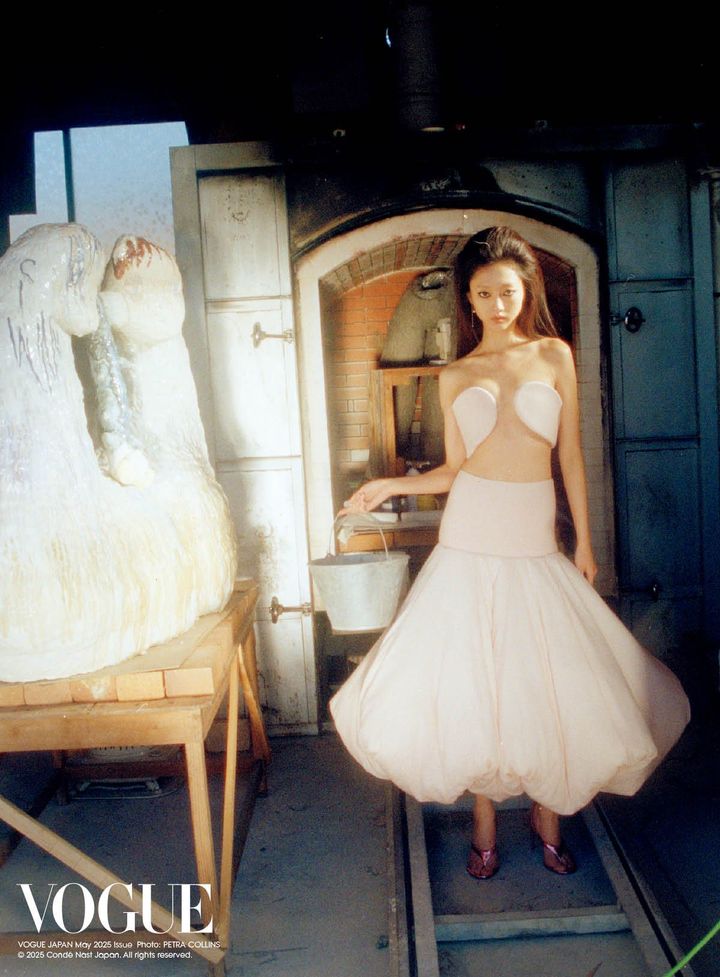 Fashion as sculpture<br /> Mona wears a white dress by Alaïa; to her right is a work by Rena Kudo, an artist from Miyagi Prefecture who is currently an artist in residence for Kazunori Hamana. This piece is entitled “Dekoboko ni Tokidoki Hure” (Bumpy and Sometimes Swollen). “In Japanese, there’s a saying ‘Fueki Ryuko’, which means that the world is made up of things that remain constant and things that change over time, but I believe their coexistence goes deeper than that,” Kudo explains. “This work is one of a trilogy expressing this idea.”